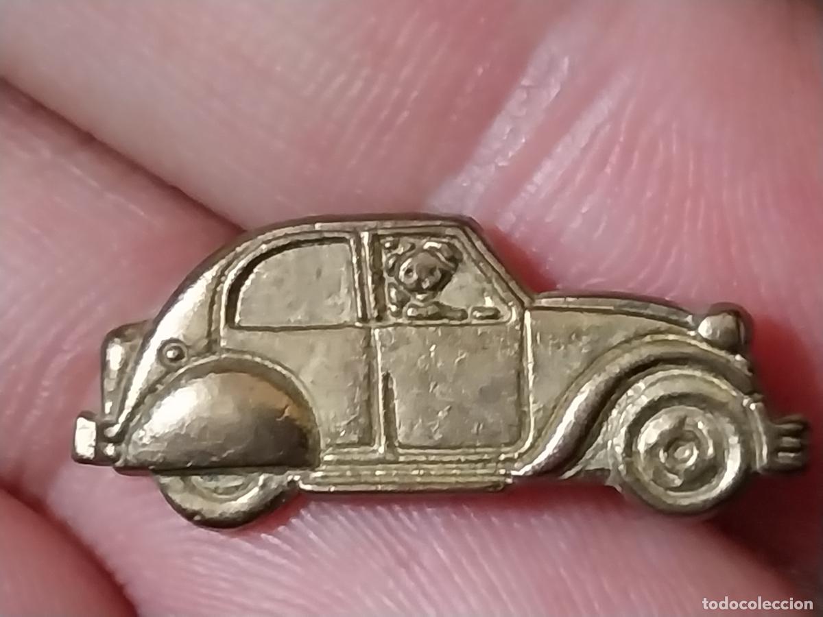 Pins de colecci&oacute;n: CITROEN 2CV METAL DORADO 2,5CM LARGO CONDUCTOR OSITO