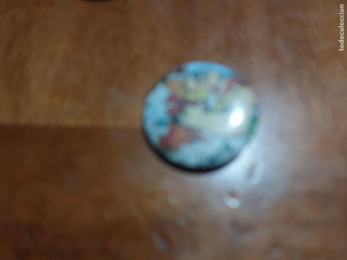Pins de colecci&oacute;n: OBELIZ BESANDO A ASTERIX. COMIC. CHAPA. PIN. 31 MM. MET&Aacute;LICA POR DETR&Aacute;S. SIN USO. DIFICIL