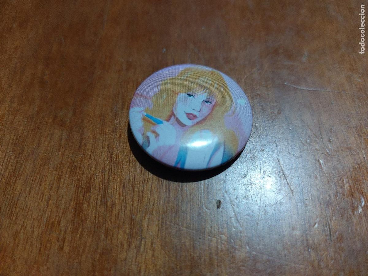 Pins e Spille di collezione: TAYLOR SWIFT. EL TAYLOR-VERSO. HAMEENAHO. CHAPA. PIN. 31 MM. MET&Aacute;LICA POR DETR&Aacute;S. SIN USO. DIFICIL