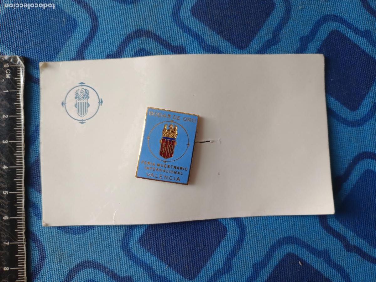 Pins de colecci&oacute;n: Feria de Valencia. Insignia de &eacute;poca en cart&oacute;n original con membrete. Bodas de oro