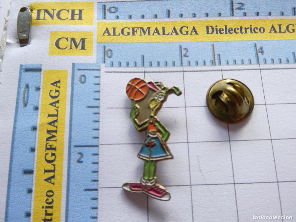 Pin's de collection: PIN DE DIBUJOS ANIMADOS. DULCES GOLOSINAS. GALLETAS CUETARA. BALONCESTO