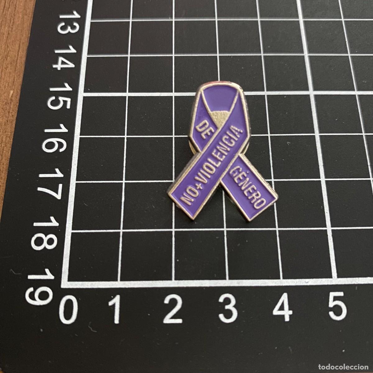 Pin's de collection: PIN LAZO MORADO NO VIOLENCIA DE GENERO, BUEN ESTADO