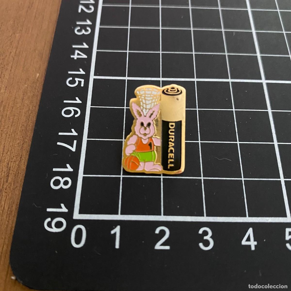 Collection pins: ANTIGUO PIN PUBLICIDAD PILAS DURACELL CONEJO , BUEN ESTADO