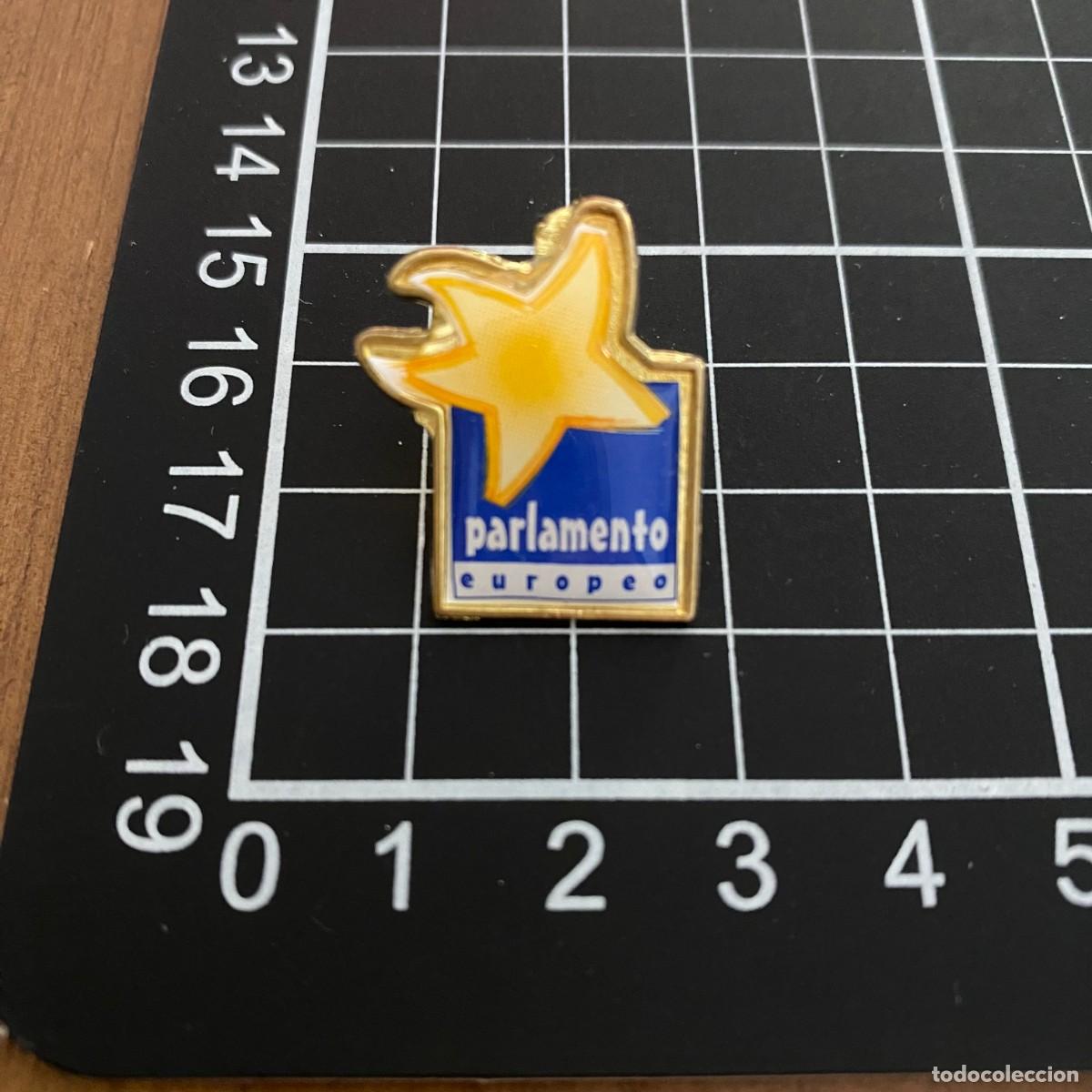 Pin's de collection: ANTIGUO PIN METAL Y RESINA PARLAMENTO EUROPEO, BUEN ESTADO