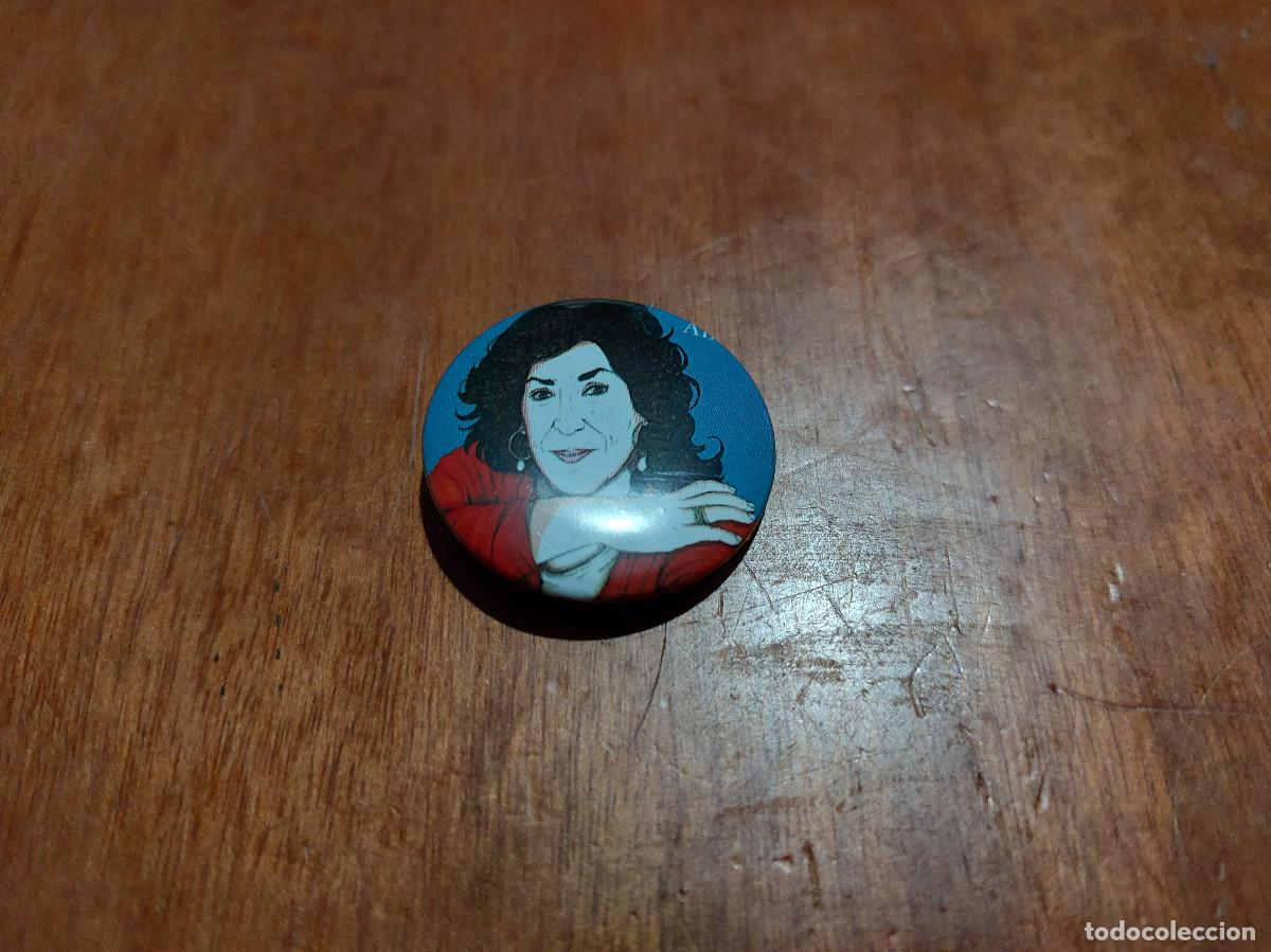 Pins e Spille di collezione: ALMUDENA GRANDES. ANA JA&Eacute;N. LITERATURA. CHAPA. PIN. 31 MM. MET&Aacute;LICA POR DETR&Aacute;S. SIN USO. DIFICI