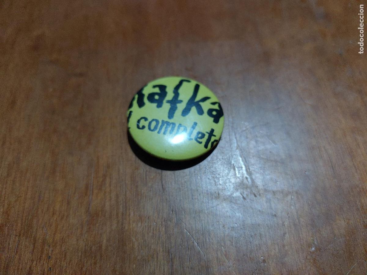 Sammlung von Pins: KAFKA AL COMPLETO. LITERATURA. CHAPA. PIN. 31 MM. MET&Aacute;LICA POR DETR&Aacute;S. SIN USO. DIFICI