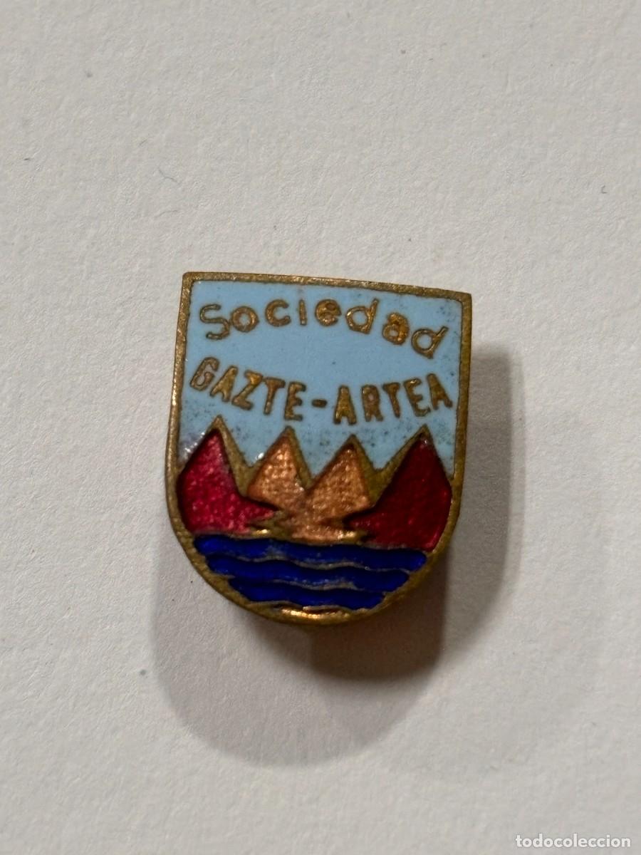 Pins de colecci&oacute;n: PIN SOCIEDAD GAZTE-ARTEA. MEDIDAS APROX.: 1.2 X 1.5 CM