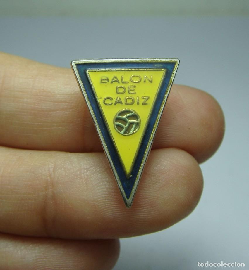 Pins de colecci&oacute;n: Insignia de Solapa &middot; Bal&oacute;n de C&aacute;diz &middot; F&uacute;tbol &middot; Esmaltada &middot; ca. 1950&ndash;1970