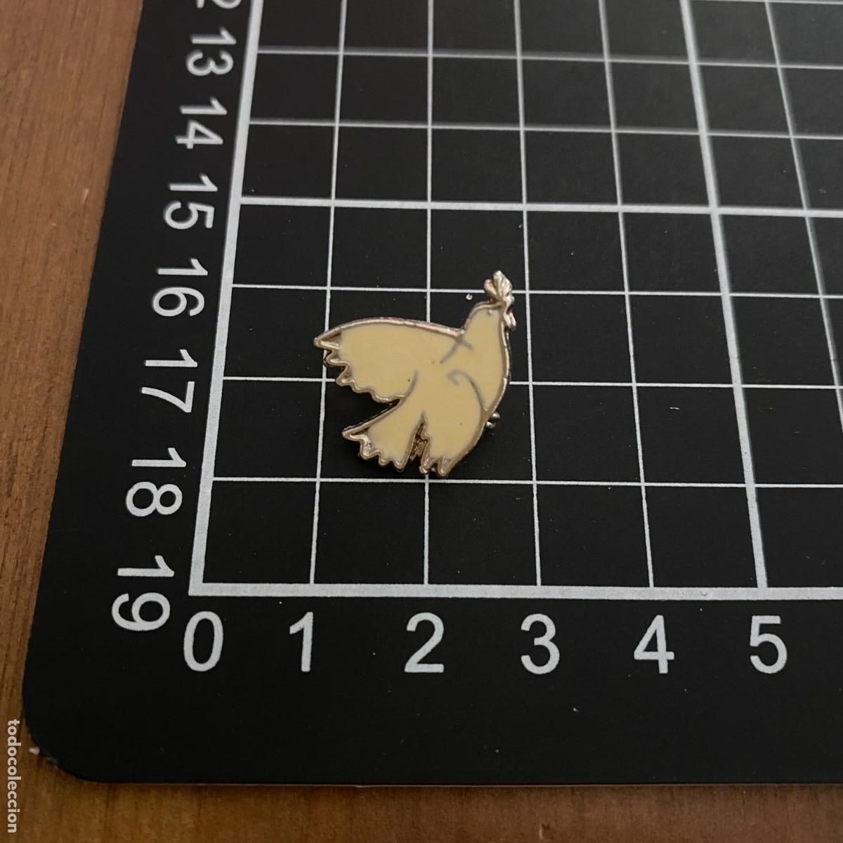 Collection pins: ANTIGUO PIN, CON ALFILER O AGUJA, PALOMA SIMBOLO DE LA PAZ PEACE, BUEN ESTADO