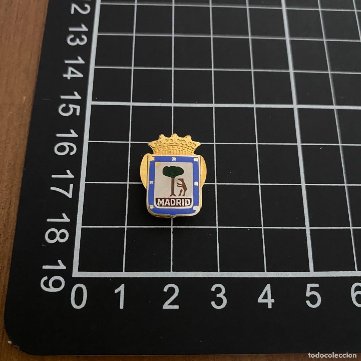 Pin's de collection: ANTIGUA INSIGNIA O PIN PARA COLOCAR EN OJAL CHAQUETA O CAMISA CON ESCUDO DE MADRID OSO Y MADRO&Ntilde;O