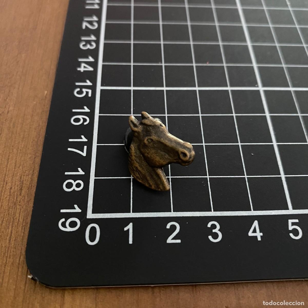 Collection pins: ANTIGUO PIN CABEZA DE CABALLO HIPICA COLOR BRONCE U ORO VIEJO , BIEN CONSERVADO