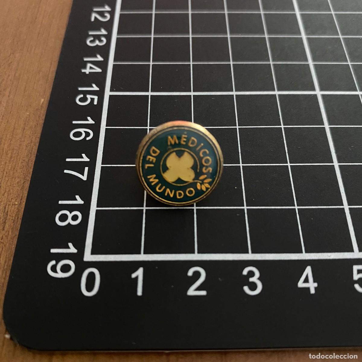 Collection pins: ANTIGUO PIN METAL Y RESINA MEDICOS DEL MUNDO, BIEN CONSERVADO