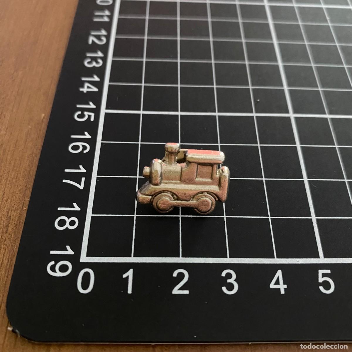 Pins de colecci&oacute;n: ANTIGUO PIN METALICO CROMADO LOCOMOTORA FERROCARRIL, BIEN CONSERVADO