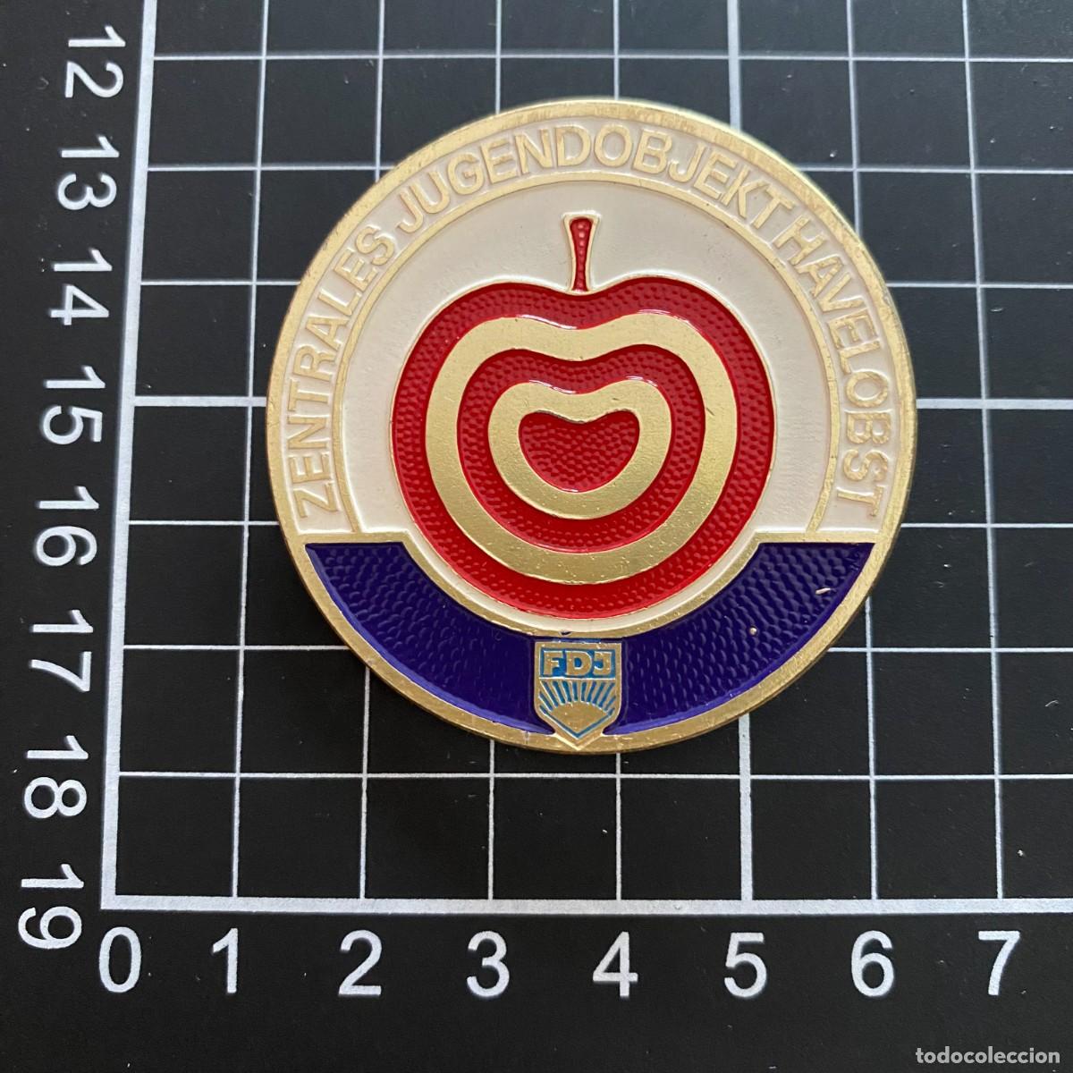 Collection pins: PIN METALICO ESTILO MEDALLA ZENTRALES JUGENDOBJEKT HAVELOBST FDJ DDR , BIEN CONSERVADO