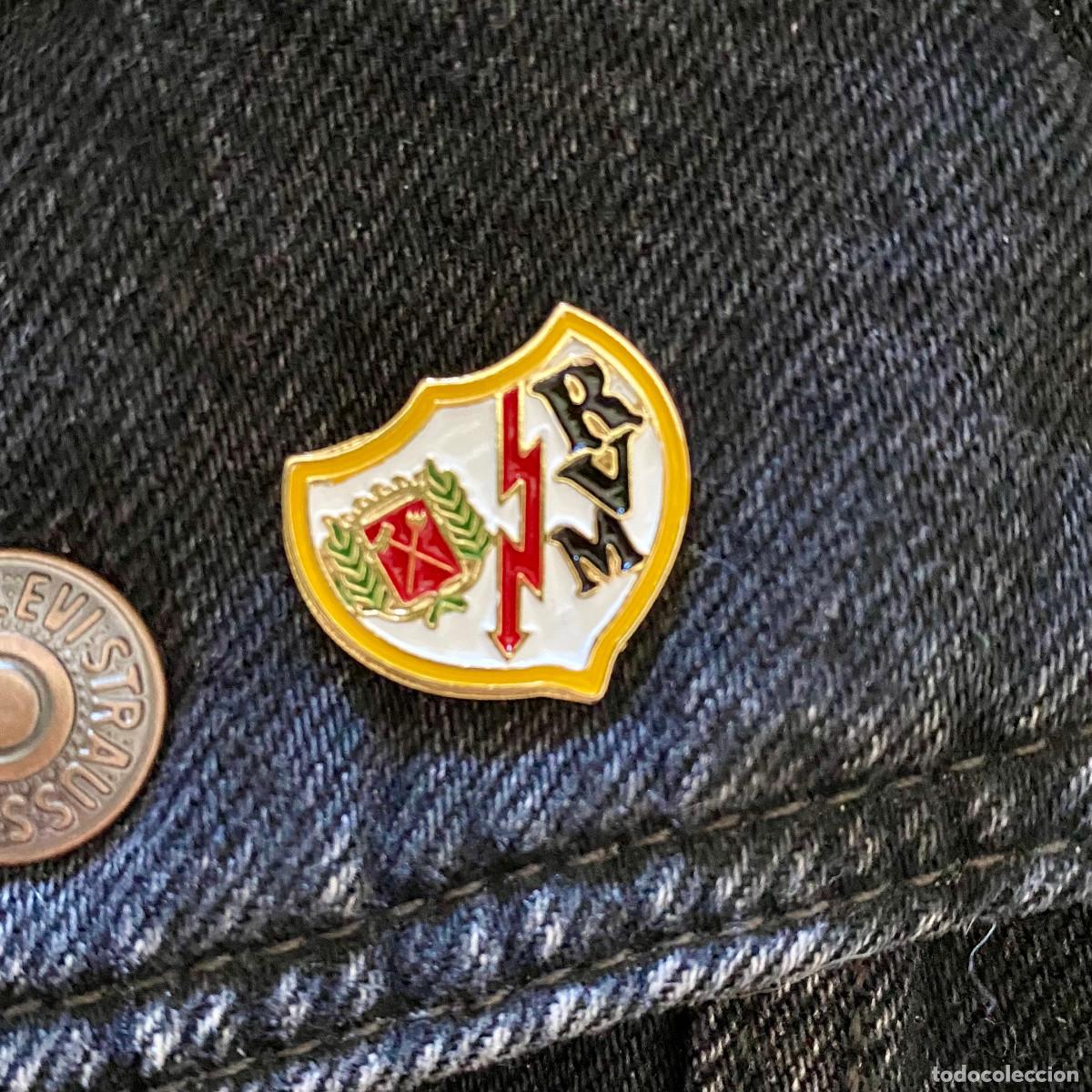 Pins de colecci&oacute;n: PIN MET&Aacute;LICO ESMALTADO NUEVO Y SIN USO RAYO VALLECANO MADRID FUTBOL FOOTBALL LIGA LEAGUE