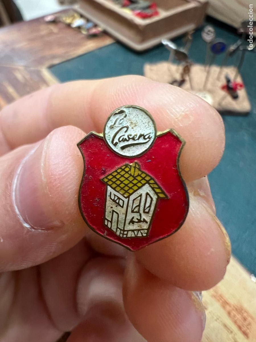 Pins de colecci&oacute;n: ANTIGUA INSIGNIA SOLAPA PUBLICIDAD LA CASERA