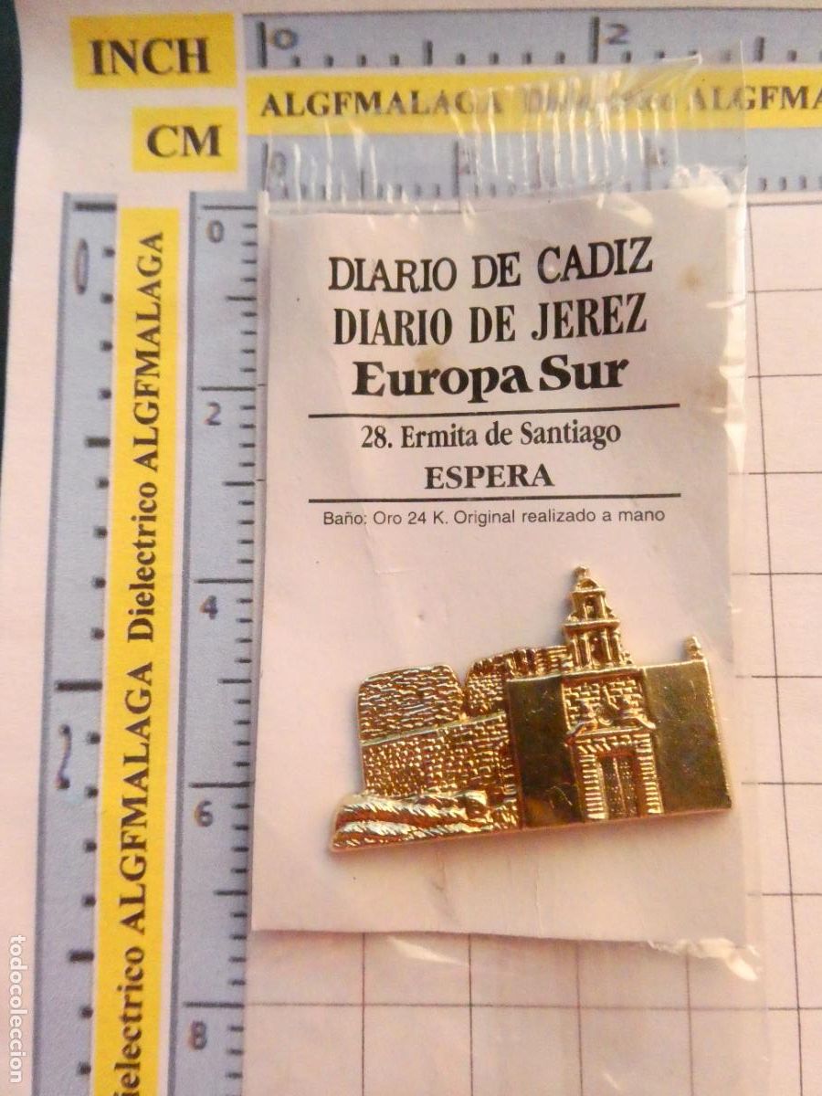 Pin's de collection: INSIGNIA BA&Ntilde;O ORO 24K MONUMENTO C&Aacute;DIZ DIARIO JEREZ 28 ESPERA ERMITA DE SANTIAGO. PIN