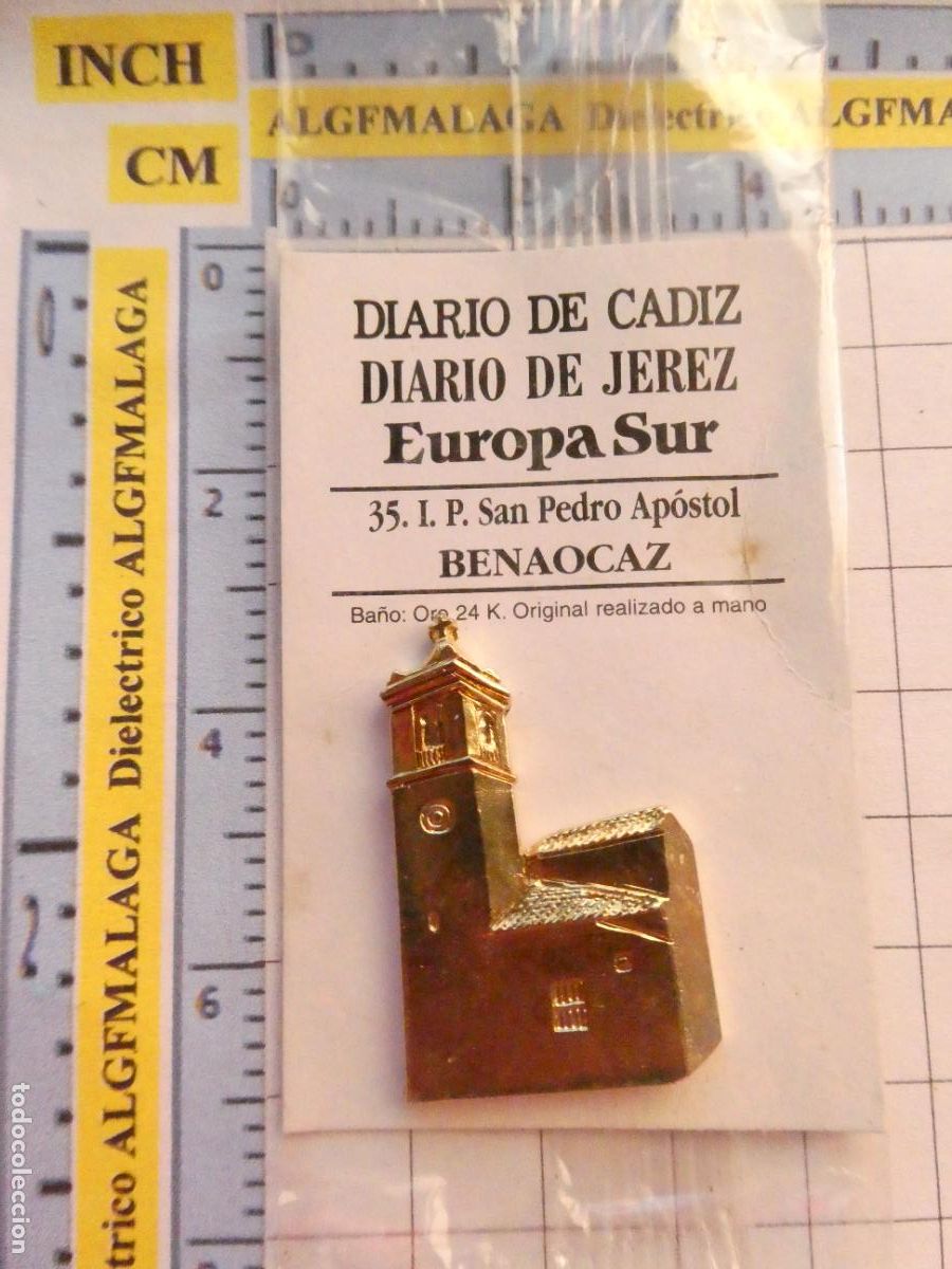 Pin's de collection: INSIGNIA BA&Ntilde;O ORO 24K MONUMENTO C&Aacute;DIZ DIARIO JEREZ 35 BENAOCAZ IGLESIA SAN PEDRO AP&Oacute;STOL. PIN