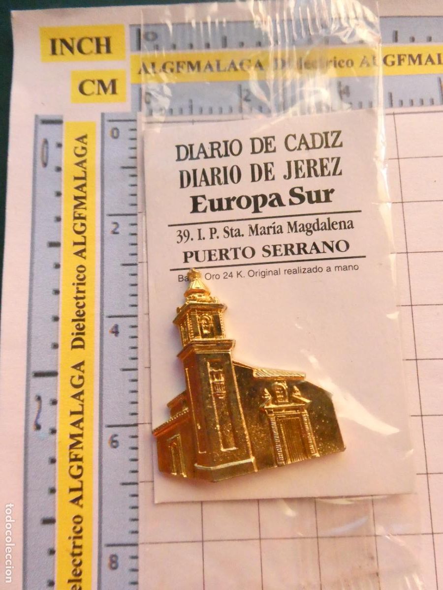 Pin's de collection: INSIGNIA BA&Ntilde;O ORO 24K MONUMENTO C&Aacute;DIZ DIARIO JEREZ 39 PUERTO SERRANO IGLESIA MARIA MAGDALENA. PIN