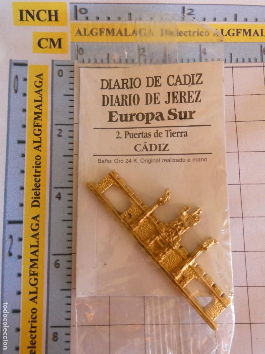 Pin's de collection: INSIGNIA BA&Ntilde;O ORO 24K MONUMENTO C&Aacute;DIZ DIARIO JEREZ 2 PUERTAS DE TIERRA DE C&Aacute;DIZ. PIN