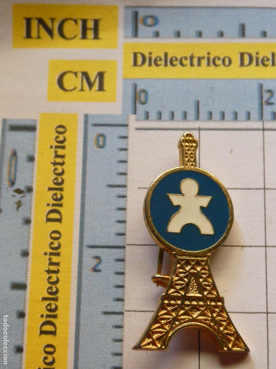 Sammlung von Pins: INSIGNIA BROCHE DE TURISMO?. TORRE EIFFEL. INFANCIA? UNICEF?. NO PIN