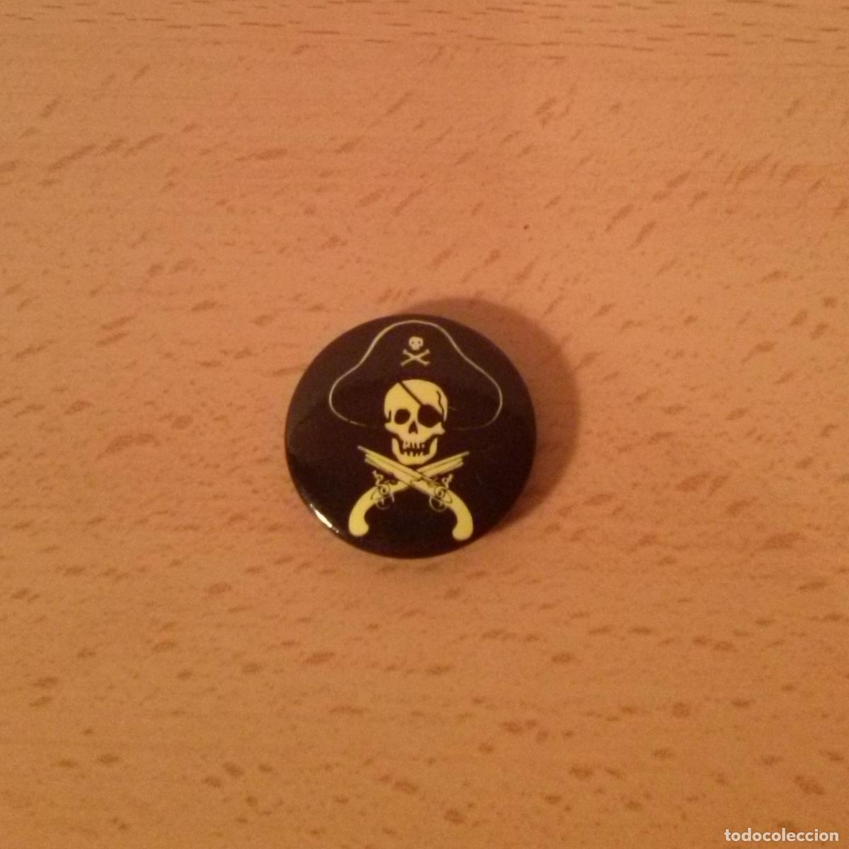 Pins de colecci&oacute;n: Chapa/pin calavera pirata con sombrero y pistolas cruzadas. Amarillo con fondo negro. A&ntilde;os 80. 25mm.