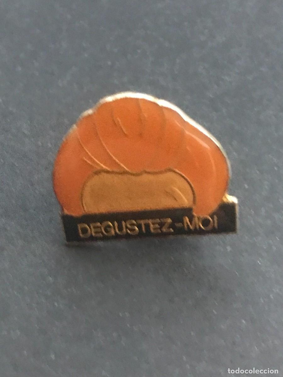 Pin's de collection: PIN PINS - DEGUSTEZ MOI CROASANT