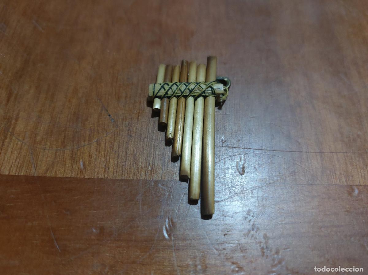 Pins de colecci&oacute;n: PIN. FLAUTA &Eacute;TNICA. DE MADERA. PEQUE&Ntilde;O FORMATO. REALIZADO A MANO. BUEN ESTADO