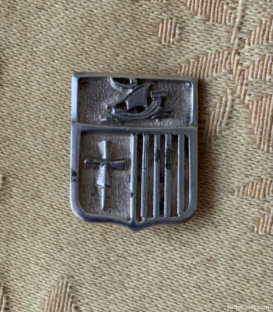 Pins de colecci&oacute;n: ANTIGUA INSIGNIA PIN ESCUDO PLATA BARRAS DE ARAGON, COLEGIO SANSUE&Ntilde;A