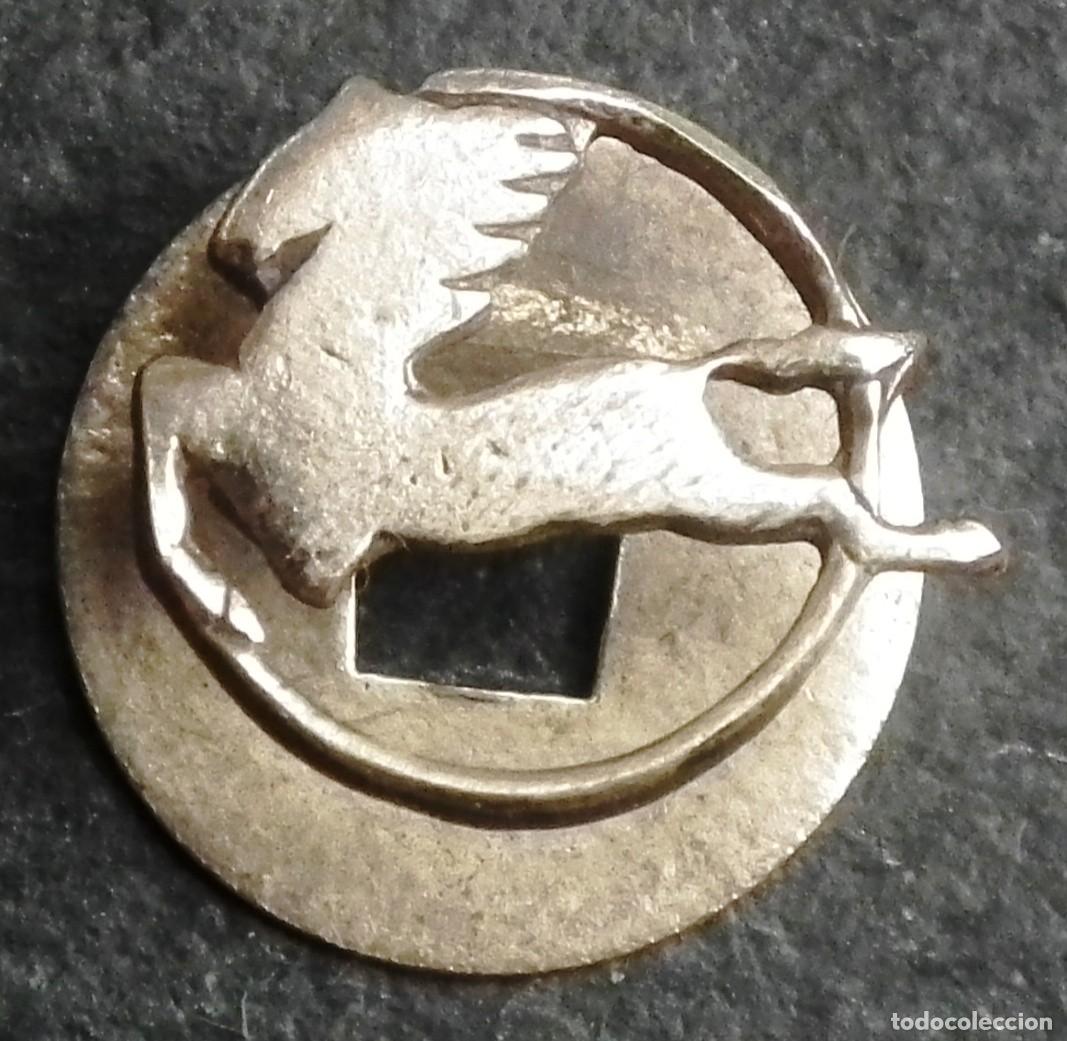 Pins de colecci&oacute;n: MUY ANTIGUO PIN INSIGNIA DE OJAL CAMIONES PEGASO