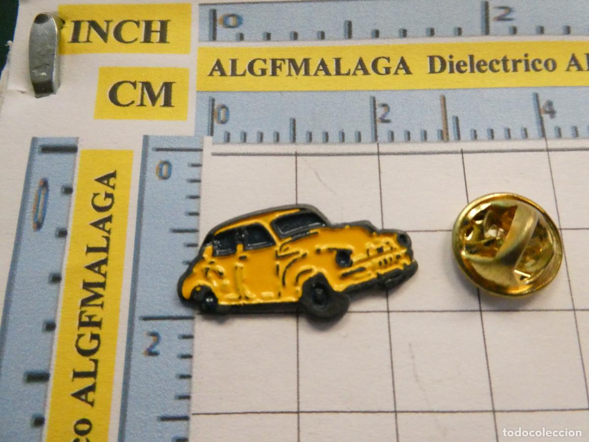Pins e Spille di collezione: PIN DE COCHES MOTOS. COCHE AMARILLO A&Ntilde;OS 50