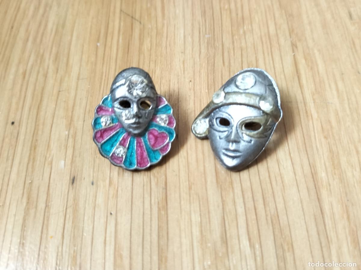 2 PINS CARETAS DE CARNAVAL