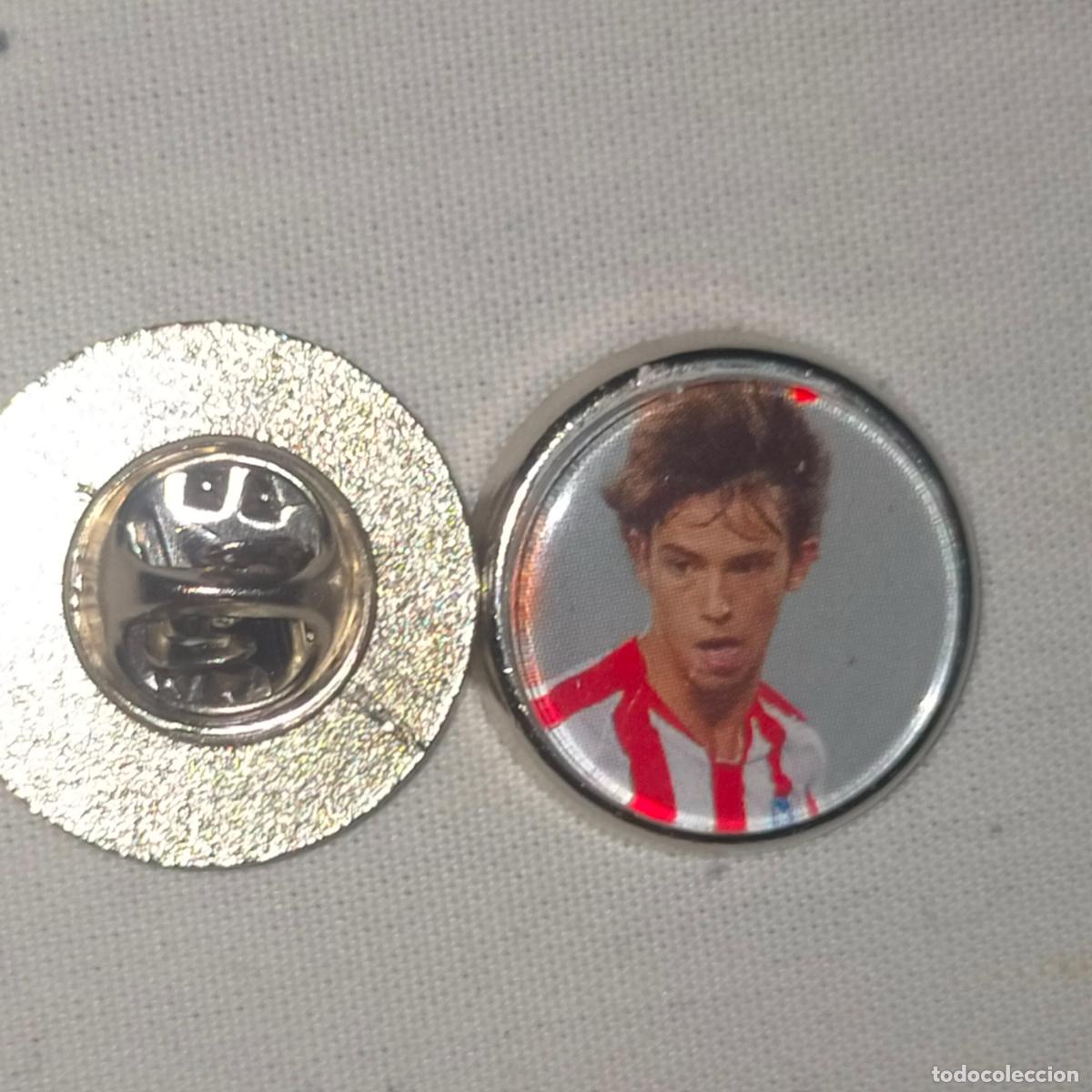 Pins de colecci&oacute;n: pin redondo metal - f&uacute;tbol equipo club Atl&eacute;tico de Madrid JUGADOR