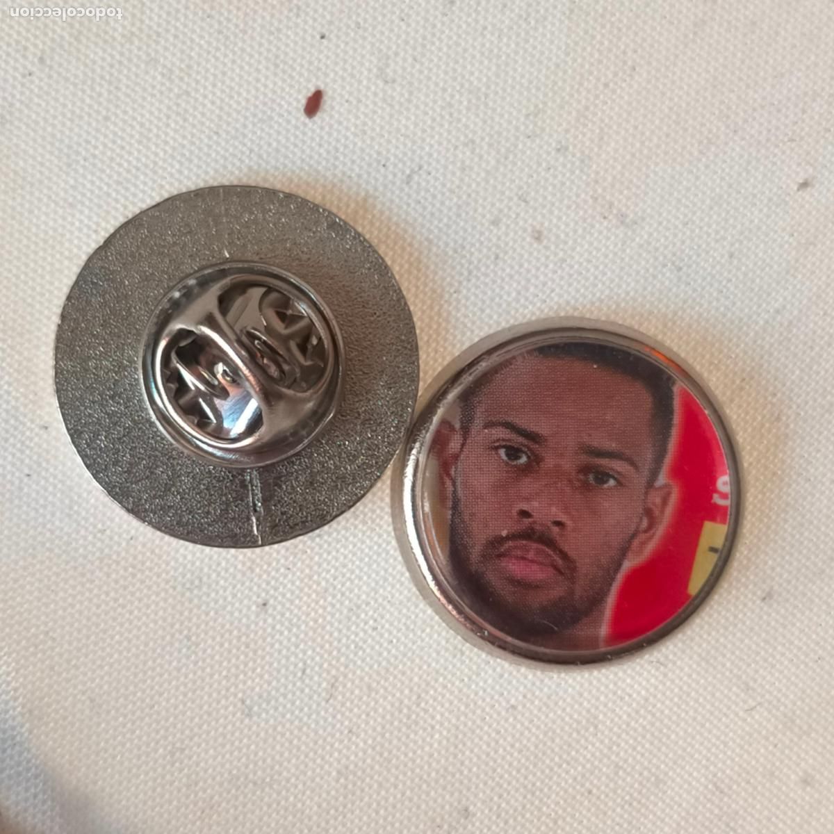 Pins de colecci&oacute;n: pin redondo metal - f&uacute;tbol equipo club Atl&eacute;tico de Madrid JUGADOR