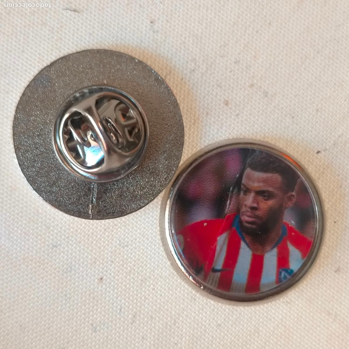 Pins de colecci&oacute;n: pin redondo metal - f&uacute;tbol equipo club Atl&eacute;tico de Madrid JUGADOR