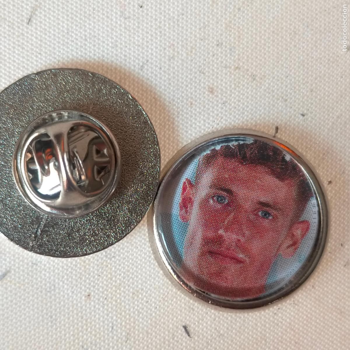 Pins de colecci&oacute;n: pin redondo metal - f&uacute;tbol equipo club Atl&eacute;tico de Madrid JUGADOR