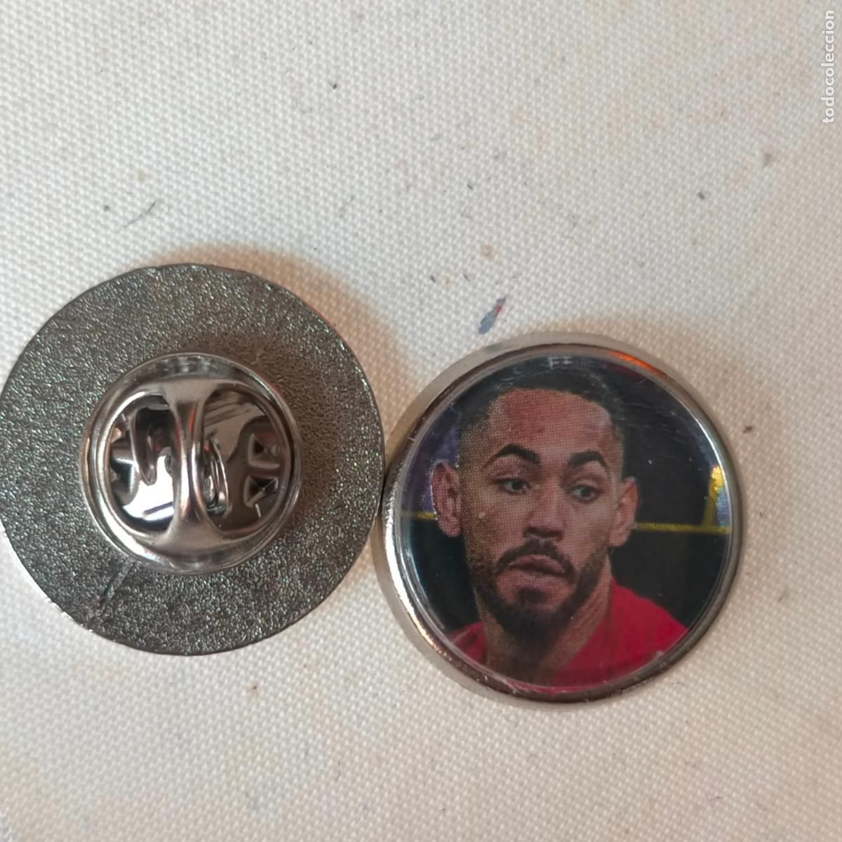 Pins de colecci&oacute;n: pin redondo metal - f&uacute;tbol equipo club Atl&eacute;tico de Madrid JUGADOR