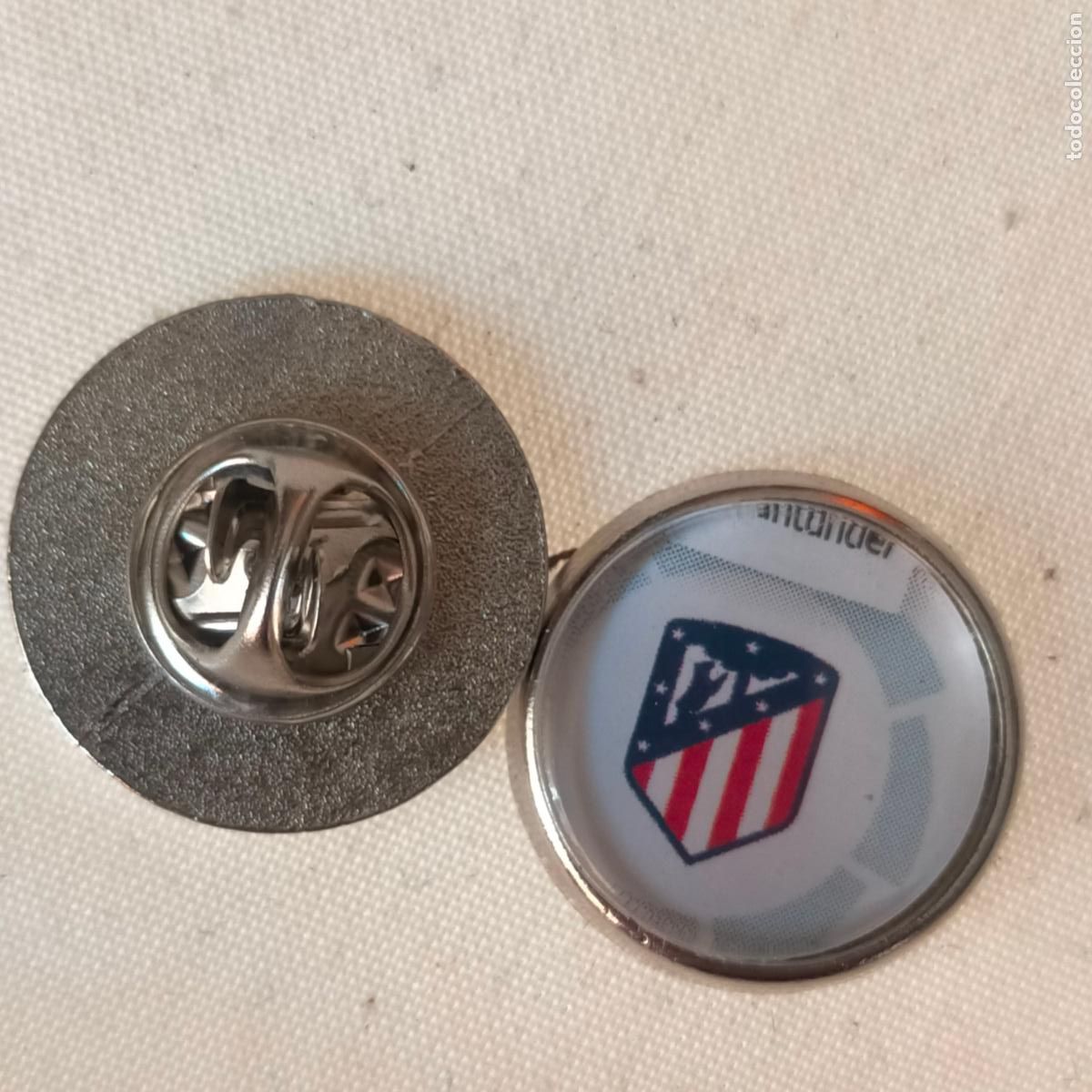 Pins de colecci&oacute;n: pin redondo metal - f&uacute;tbol equipo club Atl&eacute;tico de Madrid JUGADOR