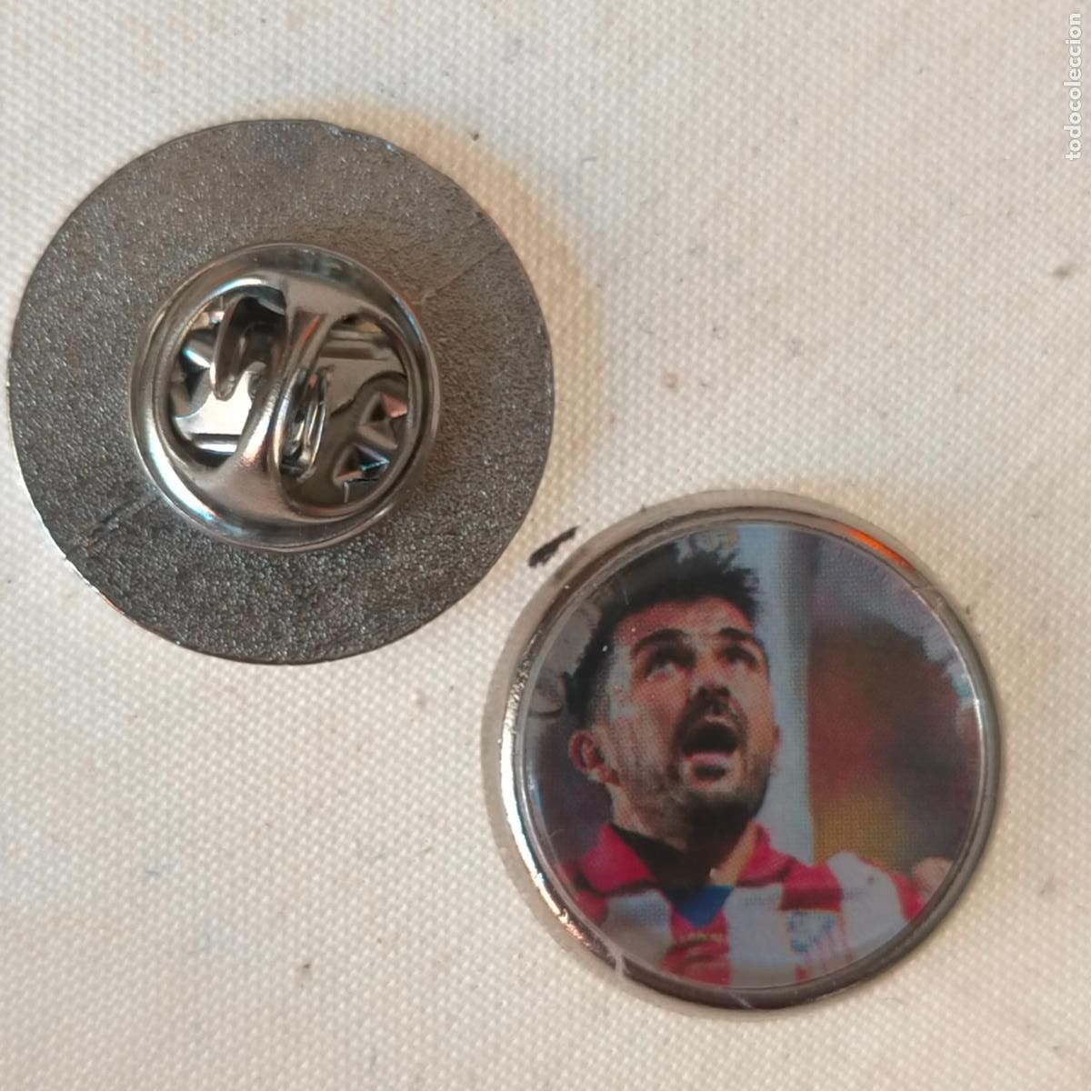 Pins de colecci&oacute;n: pin redondo metal - f&uacute;tbol equipo club Atl&eacute;tico de Madrid JUGADOR
