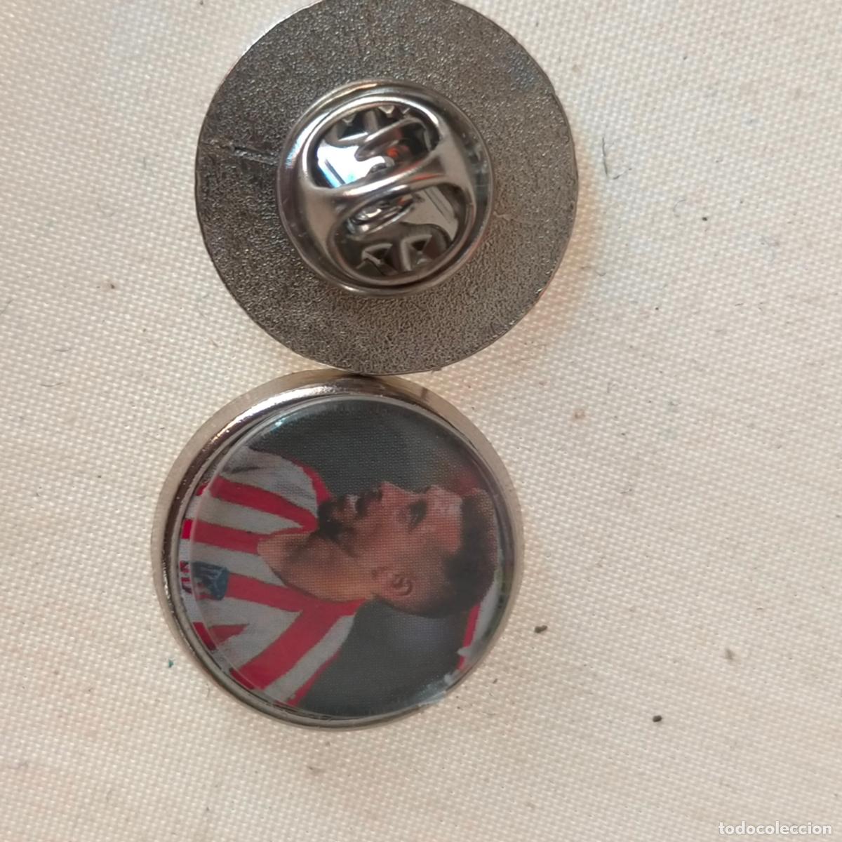 Pins de colecci&oacute;n: pin redondo metal - f&uacute;tbol equipo club Atl&eacute;tico de Madrid JUGADOR