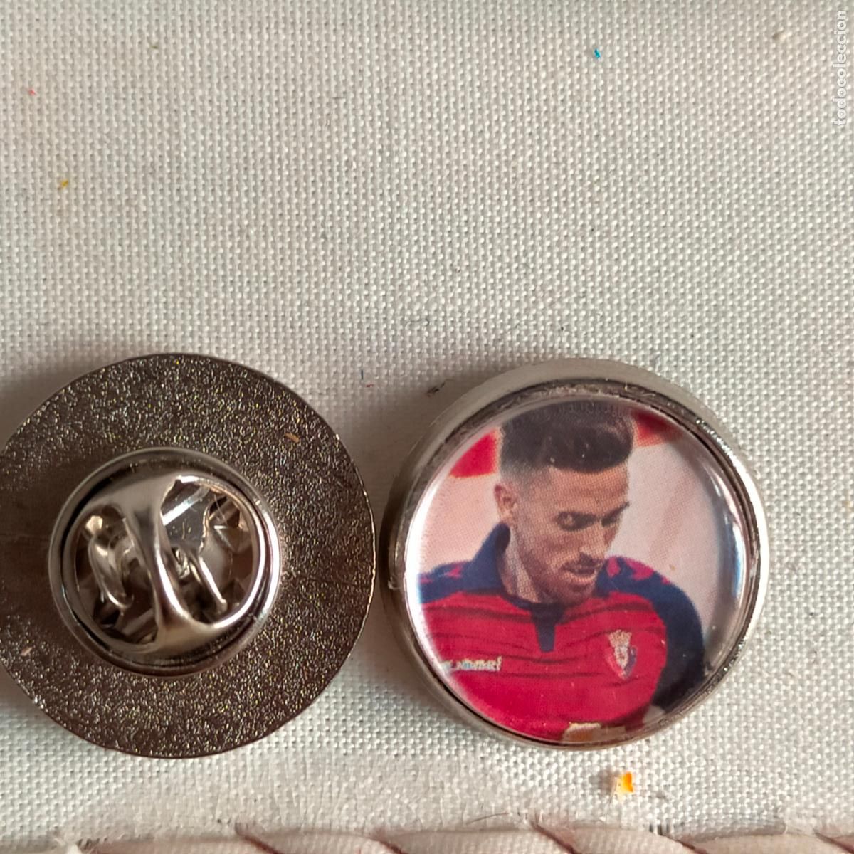 Pin's de collection: pin redondo metal - f&uacute;tbol equipo OSASUNA JUGADOR