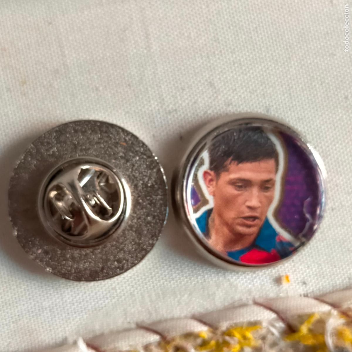 Pins de cole&ccedil;&atilde;o: pin redondo metal - f&uacute;tbol equipo OSASUNA JUGADOR