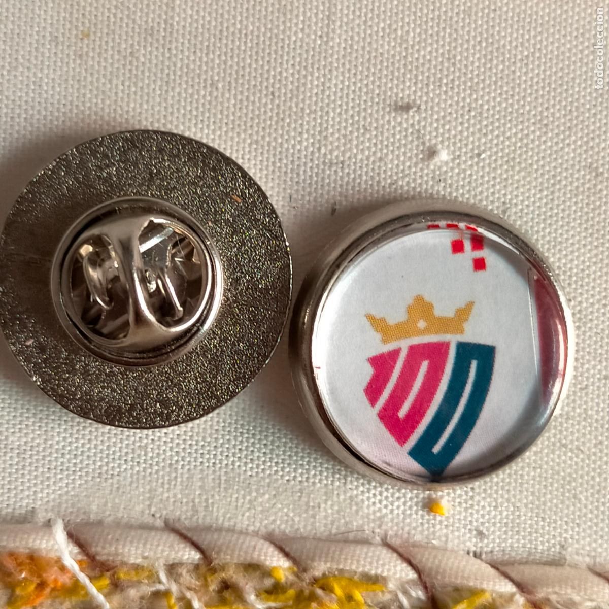 Pin's de collection: pin redondo metal - f&uacute;tbol equipo OSASUNA JUGADOR