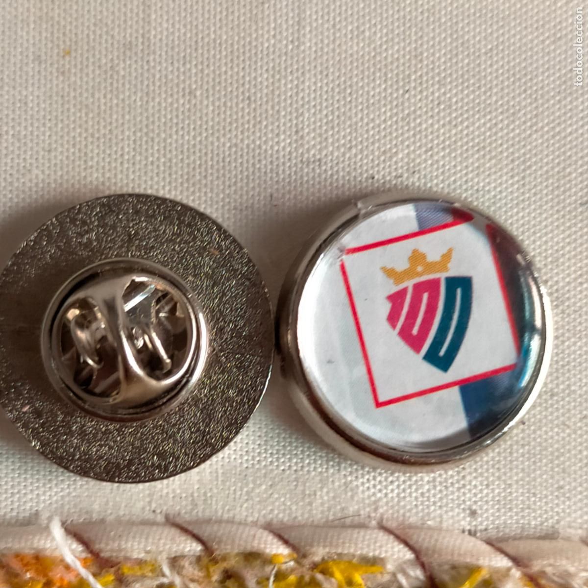 Pin's de collection: pin redondo metal - f&uacute;tbol equipo OSASUNA JUGADOR