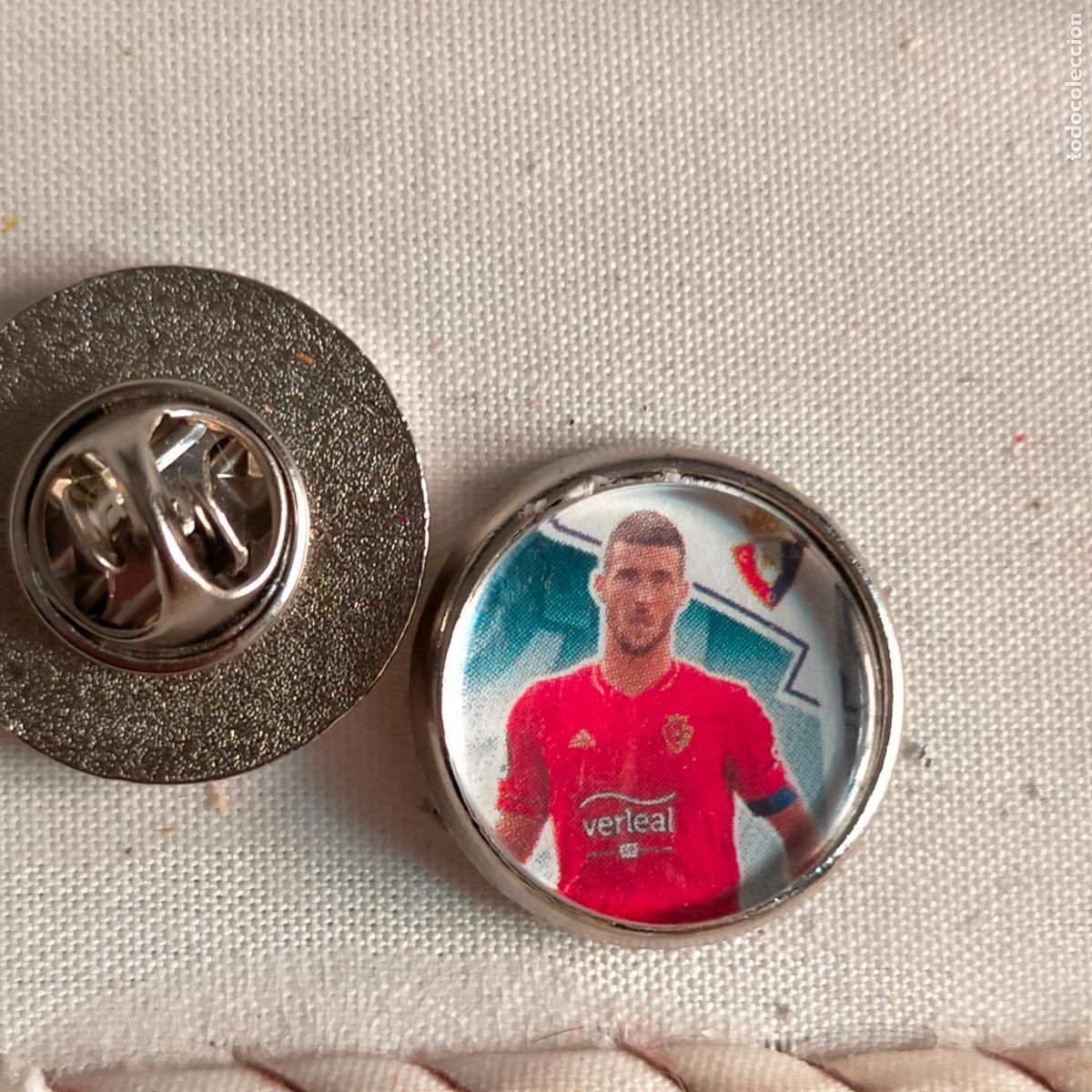 Pin's de collection: pin redondo metal - f&uacute;tbol equipo OSASUNA JUGADOR