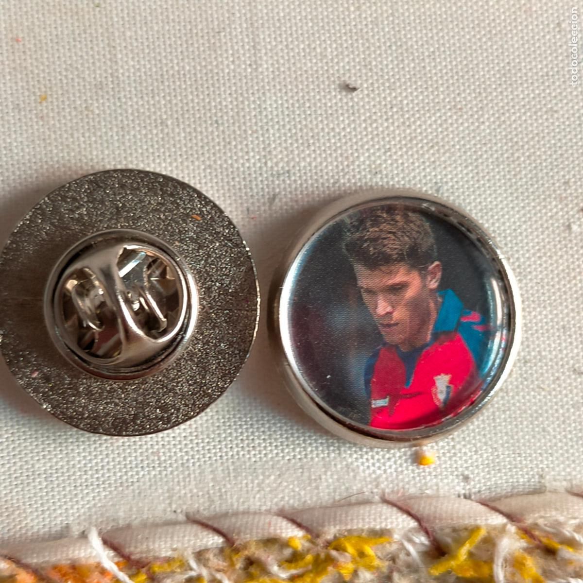 Pin's de collection: pin redondo metal - f&uacute;tbol equipo OSASUNA JUGADOR
