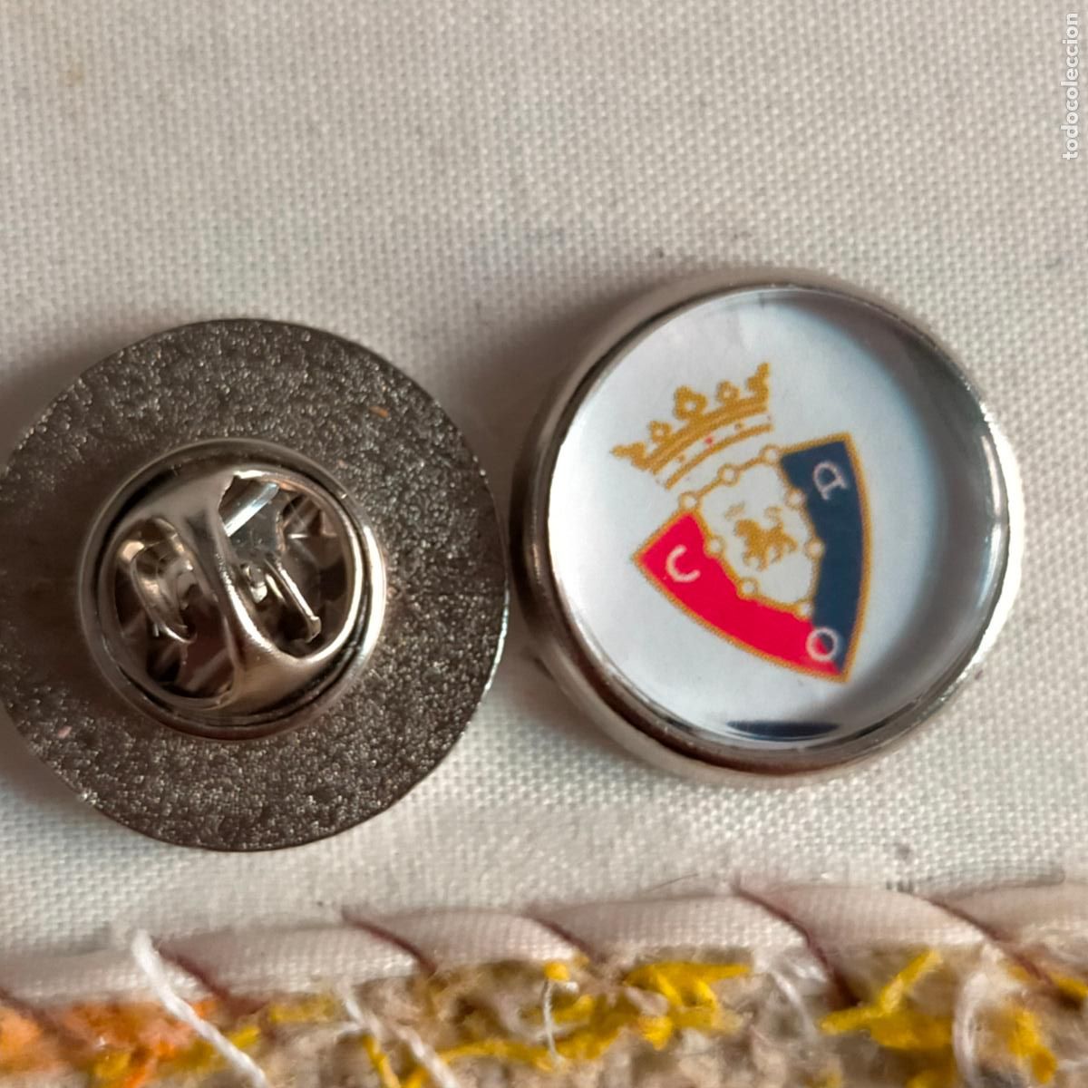 Pins de cole&ccedil;&atilde;o: pin redondo metal - f&uacute;tbol equipo OSASUNA JUGADOR