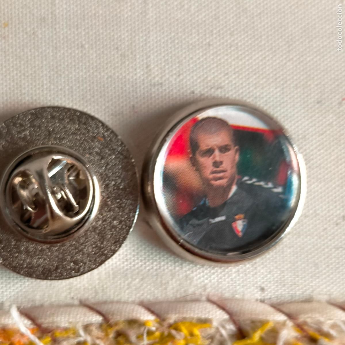 Sammlung von Pins: pin redondo metal - f&uacute;tbol equipo OSASUNA JUGADOR