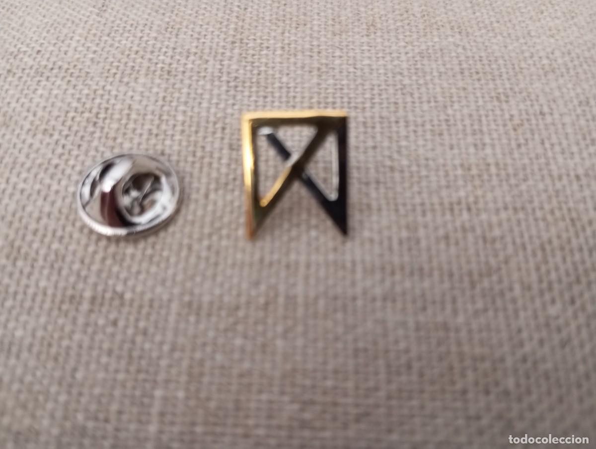 Pins de colecci&oacute;n: PIN EN DOS COLORES FIGURA GEOMETRICA