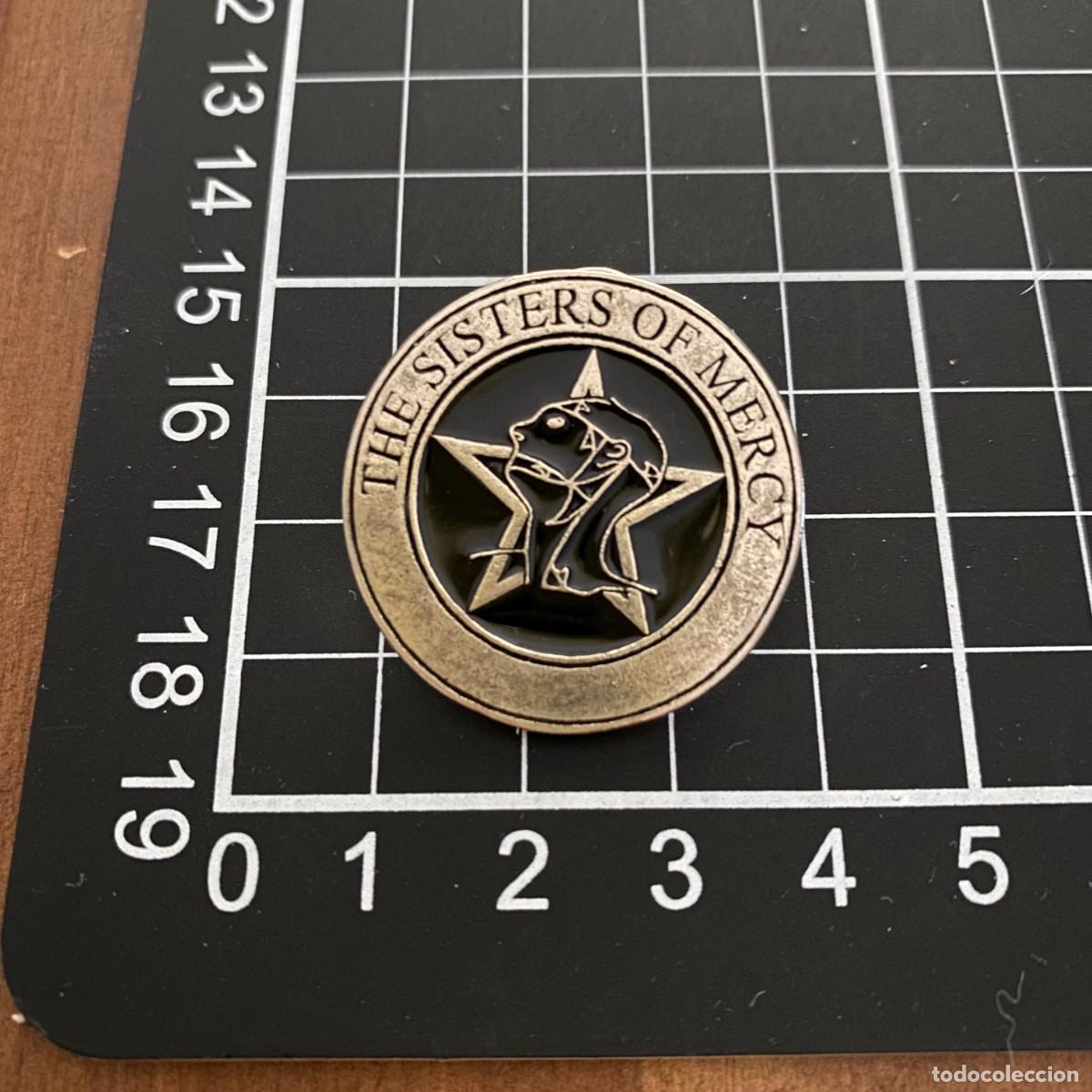 Pin's de collection: PIN THE SISTERS OF MERCY TAMA&Ntilde;O GRANDE ASPECTO RETRO NUEVO Y SIN USO